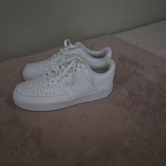 Womens nike shoes (kind of looks like airforce 1 but their not) - Picture 2 of 3